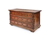 une vieille commode en bois ornée de sculptures sur le dessus