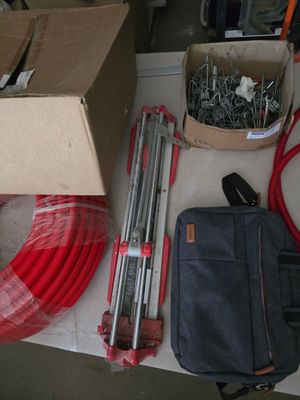 une boîte à outils posée sur une table à côté d'une boîte de câbles