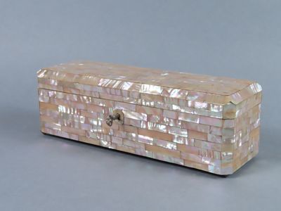 boîte rectangulaire en nacre avec fermoir