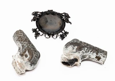 trois bijoux argentés et noirs posés sur un fond blanc