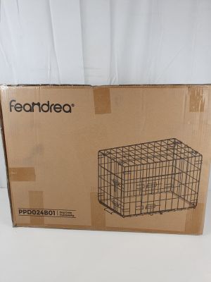 une boîte surmontée d'une cage, posée sur une table