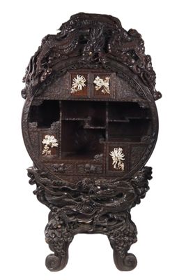 une armoire en bois surmontée d'un miroir