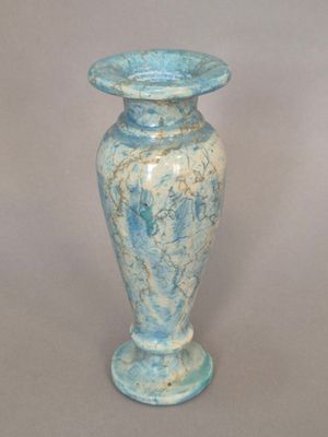 un vase bleu posé sur une table