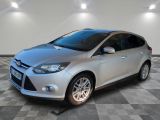 une photo d'une Ford Focus argentée garée dans un showroom