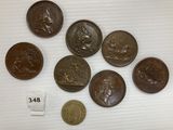 six types de pièces différents posés sur une table, accompagnés d'une étiquette de prix