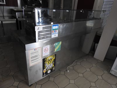 une machine qui se trouve au milieu d'une cuisine