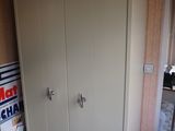 une armoire blanche dans un coin de la pièce