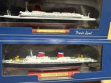 deux maquettes de bateaux dans la boîte posée sur la table