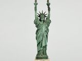 La statue de la Liberté se dresse sur un socle de marbre