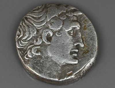 gros plan d'une pièce d'argent avec un visage dessus