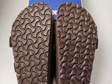 the soles of a pair of shoes are shown in a box