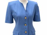 le dos d'une veste bleue sur un mannequin, un mannequin, un mannequin, un mannequin, un mannequin, un mannequin, un mannequin, un mannequin