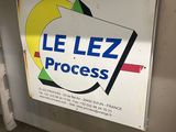 a sign on the wall that says le lez process