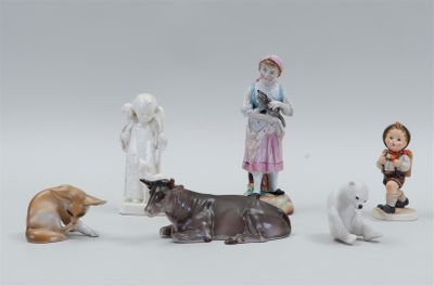 cinq figurines représentant des personnes et des animaux sur un fond blanc