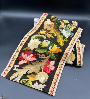 deux morceaux de tissu brodés représentant des fleurs et des feuilles