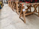 un grand nombre d'outils posés sur une table