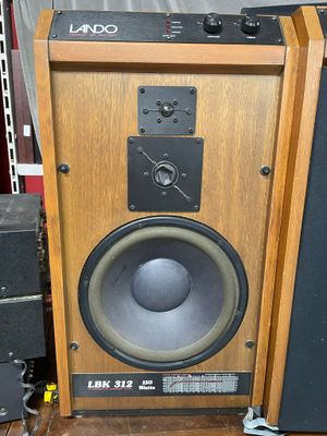 une grande enceinte posée sur une table