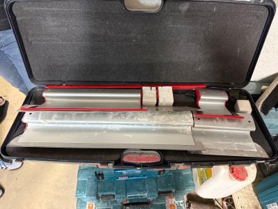 une valise contenant quelques outils