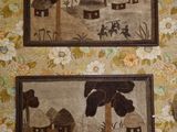trois photos encadrées représentant des maisons et des arbres, accrochées au mur d'une pièce