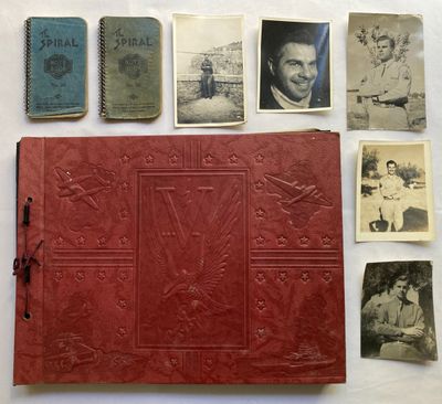 un vieux livre rouge avec des images de personnes dessus, à côté d'autres vieux livres
