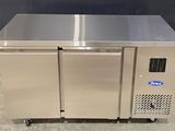 une photo d'un congélateur de comptoir en acier inoxydable à deux portes
