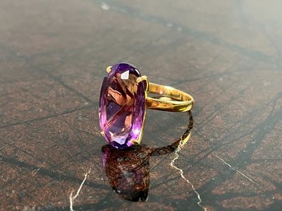 VO VAN SAN, orfèvre à Paris. Bague, la monture en or jaune (…