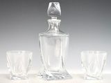 trois verres et une carafe posés sur une table