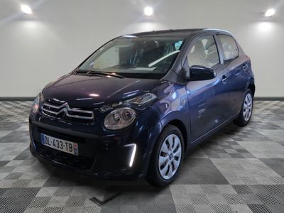 la petite voiture bleue est garée sur un carrelage à carreaux