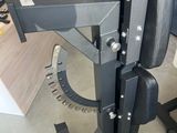 une photo d'un équipement de gym installé dans un garage