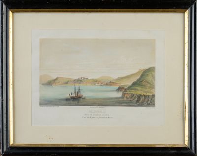 tableau représentant un bateau sur un plan d'eau, avec une montagne en arrière-plan