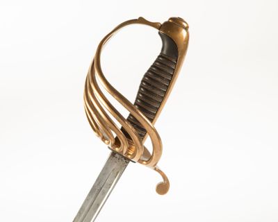une épée à la poignée dorée sur fond blanc