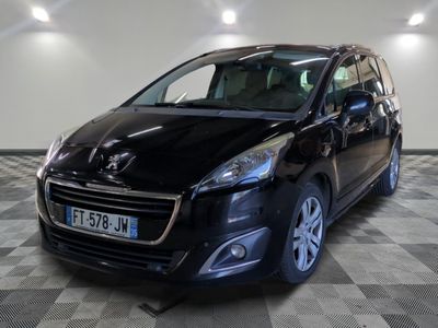 la petite voiture noire est garée dans une grande pièce