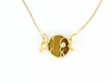 un collier plaqué or avec un pendentif en forme de poisson doré et une chaîne dorée