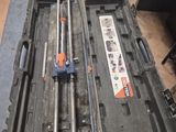 une boîte à outils avec des outils à l'intérieur sur le sol
