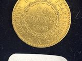 gros plan d'une pièce d'or sur une surface noire