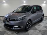 la photo d'une voiture grise garée dans un garage