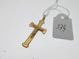 une croix en or à laquelle est attachée une étiquette de prix
