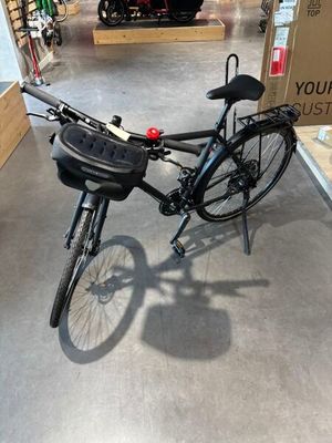 un vélo garé dans un magasin