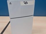une boîte blanche portant un numéro, posée sur une table