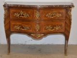 une commode en bois avec un plateau en marbre