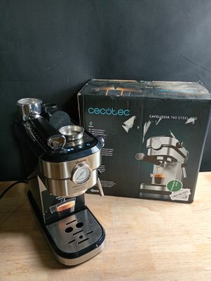 une cafetière posée sur une table à côté d'une boîte de café