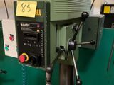 une machine posée sur une table dans une pièce