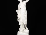 une statue blanche représentant une femme coiffée d'un chapeau