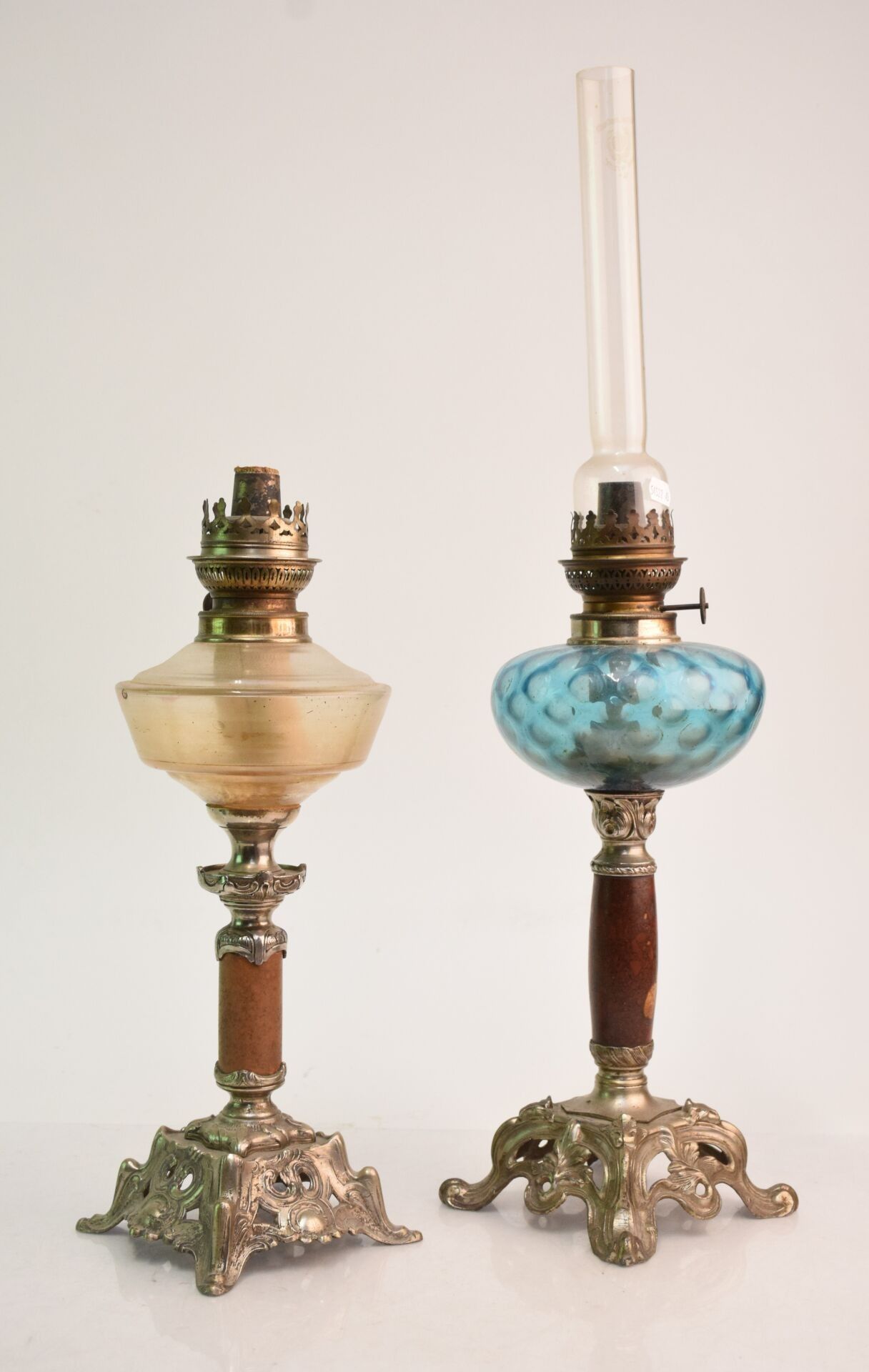 Deux lampes à pétrole à fût en marbre et réservoir en verre …