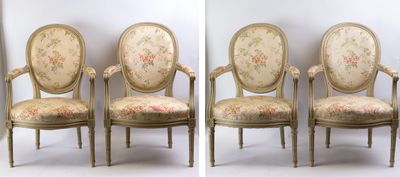 deux photos d'une paire de chaises dont le dossier est recouvert d'un tissu à motifs floraux