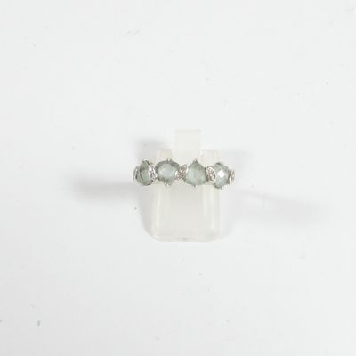 une image représentant une bague sertie de trois pierres