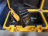 un étui jaune contenant un appareil photo