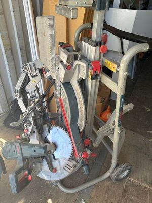 une machine posée sur le sol dans le garage