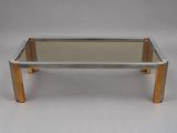 une photo d'une table basse en verre sur fond blanc