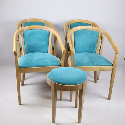quatre chaises et un tabouret dans une pièce aux murs blancs